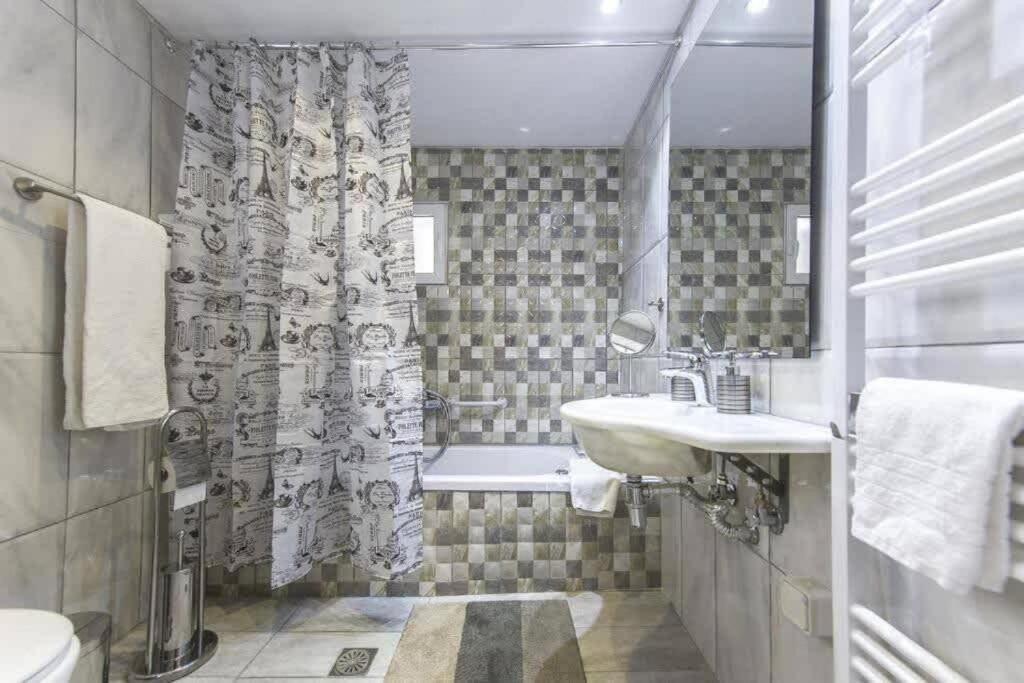 Modern Fully-equipped House, 5 Min Walk From Metro Vakantiehuis Athene