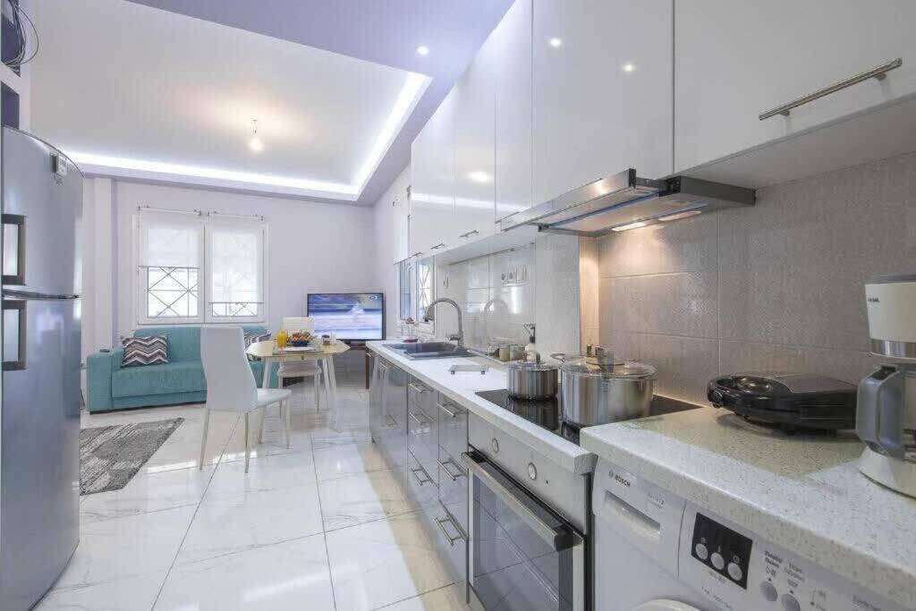Vakantiehuis Modern Fully-equipped House, 5 Min Walk From Metro Athene