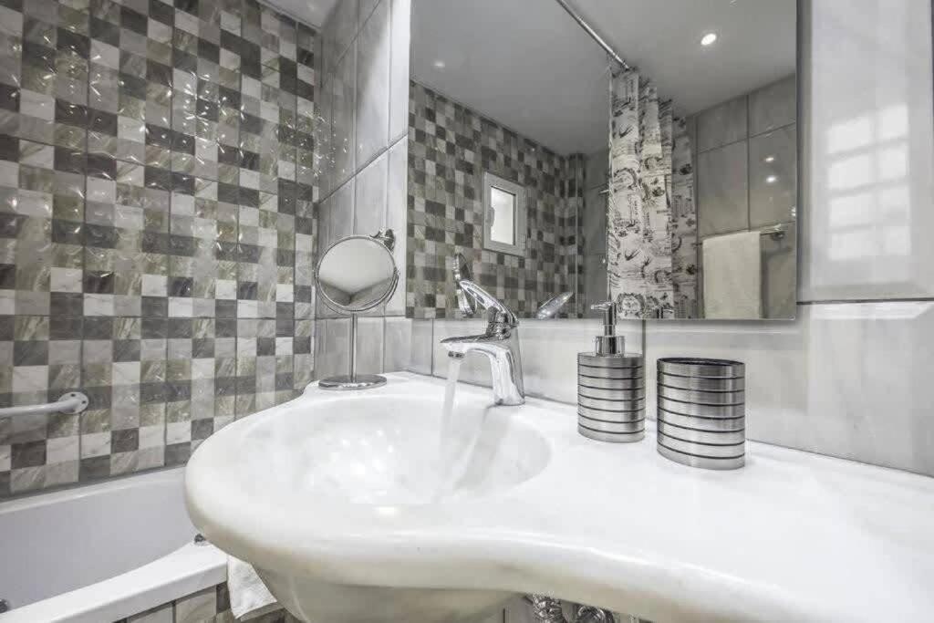 Modern Fully-equipped House, 5 Min Walk From Metro Vakantiehuis