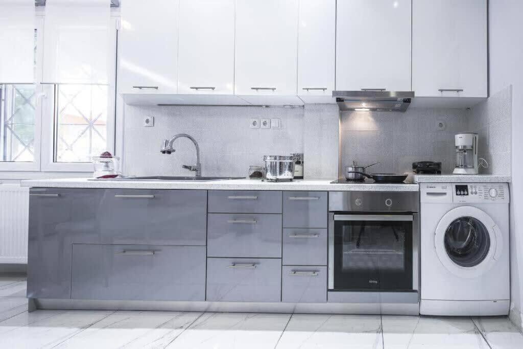 Modern Fully-equipped House, 5 Min Walk From Metro Vakantiehuis Athene